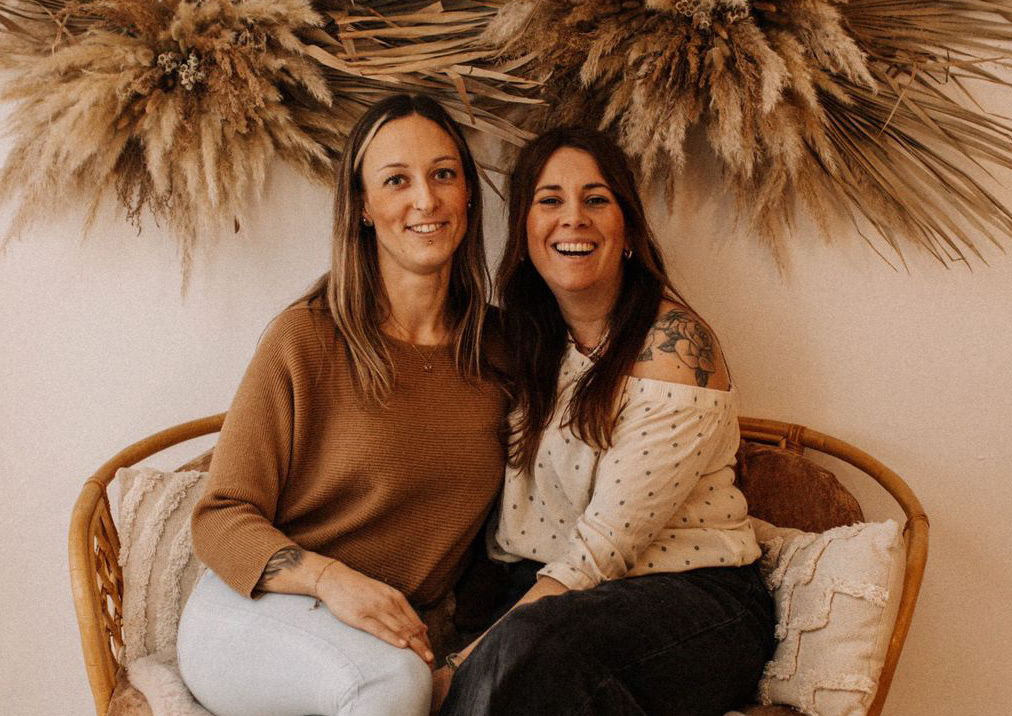 Zwei Kinderpflegerinnen sitzen auf einer Bank: Deborah Schneider und Jennifer Hidalgo Romero