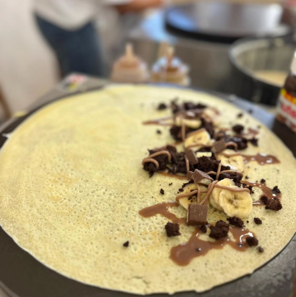Ein Crepe mit Banane und Schokosauce aus dem Crepestand vom Kids Loft